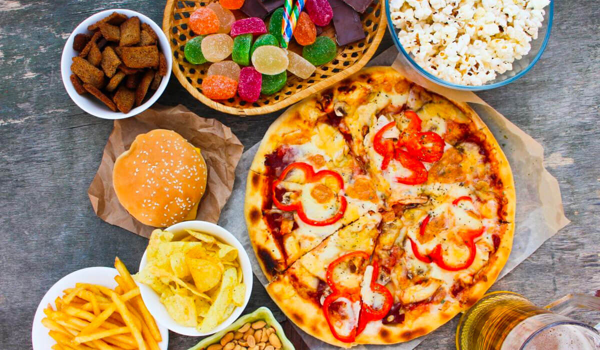 اطعمة دهنية مشبّعة بالزيوت والسكّر.